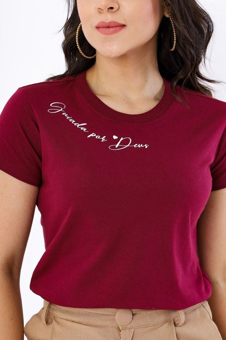 Camiseta Femenina Guiada por Dios - Algodón Licrado Premium Vinotinto